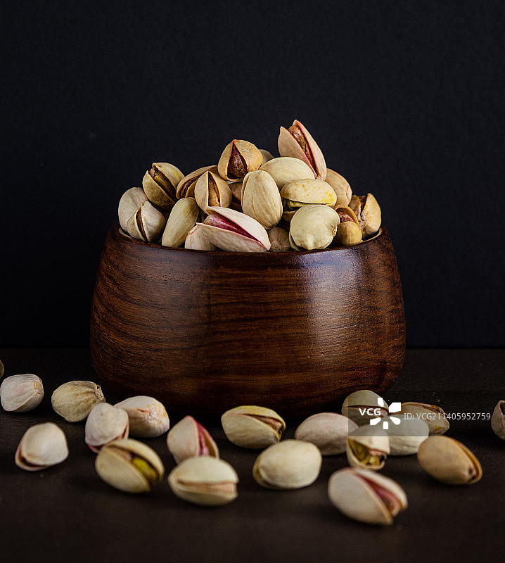 黑色背景下桌子上的大蒜特写图片素材