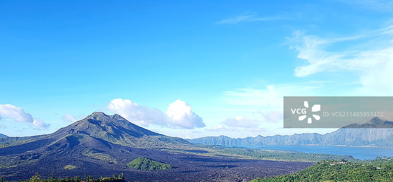印度尼西亚巴图尔山，蓝天下的山景图片素材