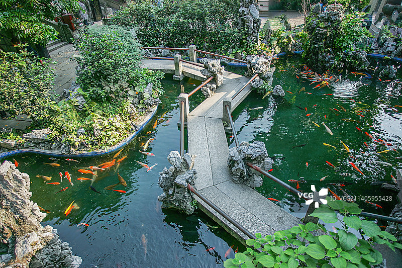 中国江南地区传统古代园林建筑景观石桥鱼池假山石风水布局中华文化瑰宝图片素材