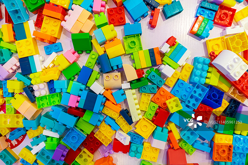 中国儿童手工游戏拍摄主题，高视角俯拍一堆多色的塑料积木，室内无人图像摄影图片素材