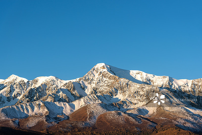 雪山映衬着湛蓝的天空图片素材