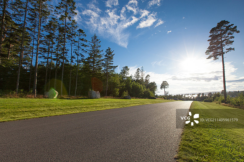 草原上的空旷道路图片素材