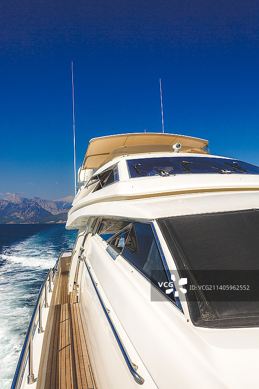 低角度拍摄的土耳其天空下的帆船图片素材