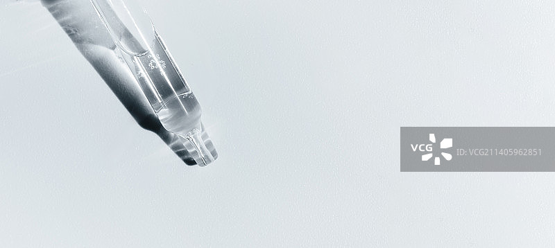 移液管中的精华液、油和洁面啫喱，猴痘新冠病毒图片素材