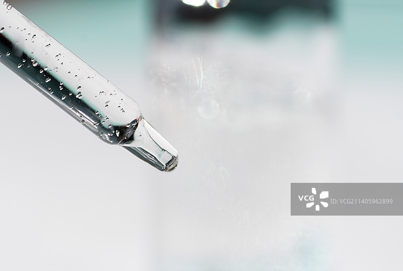 移液管中的精华液、油和洁面啫喱，猴痘新冠病毒图片素材