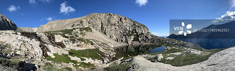 天空下的落基山脉全景图片素材