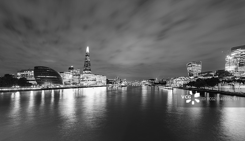 夜间伦敦桥的灯光建筑景观，英国伦敦图片素材