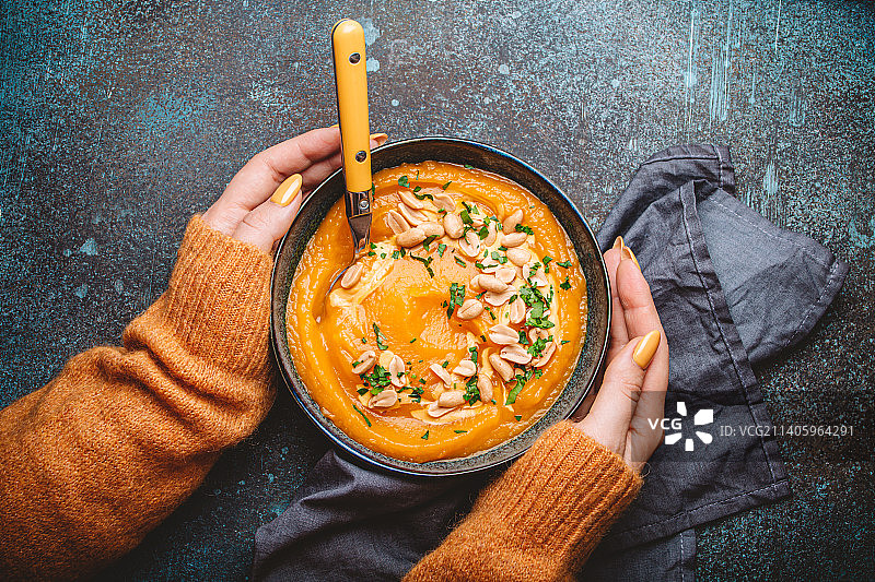 女人手捧南瓜汤碗图片素材