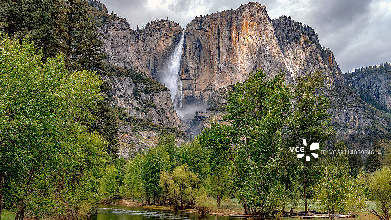 美国加州优胜美地上瀑布美景图片素材