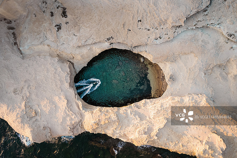 湖中岩层航拍图片素材