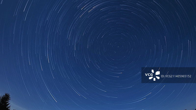 夜空中星轨的仰视图片素材
