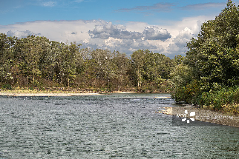 俄罗斯树木河流风景图片素材