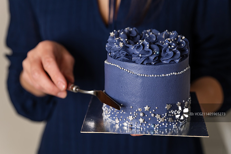 虚焦面包师与分享食物的白人女性图片素材