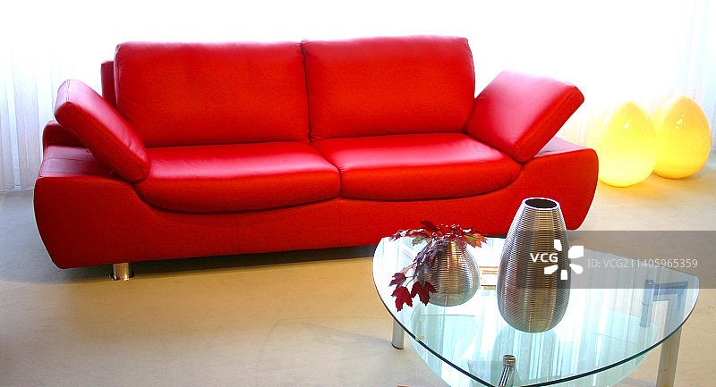 墙边的空椅子和桌子的高角度视图图片素材