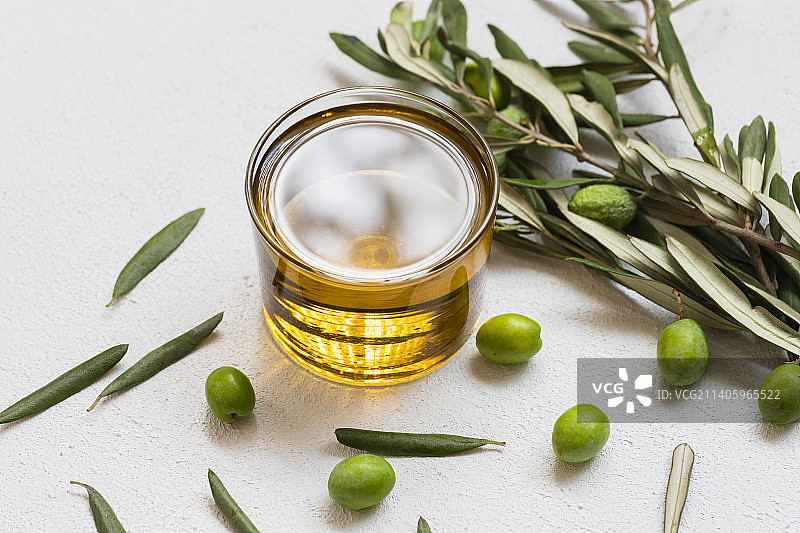 生橄榄和橄榄油的图片图片素材