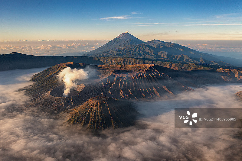 印度尼西亚东爪哇省布罗莫火山和腾格尔火山口上空景色图片素材