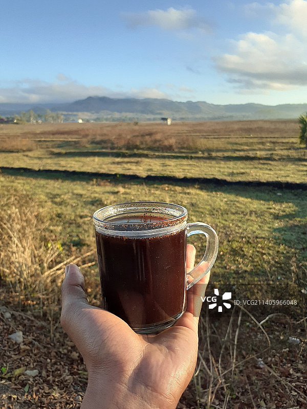 在印度尼西亚东努沙登加拉的村庄里喝一杯咖啡图片素材