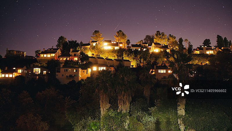 夜间天空下的照明建筑物全景图片素材