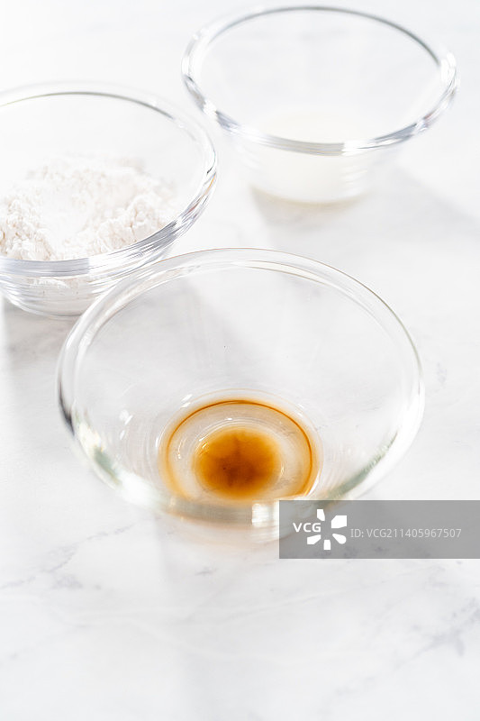 桌子上玻璃容器的高角度视图图片素材