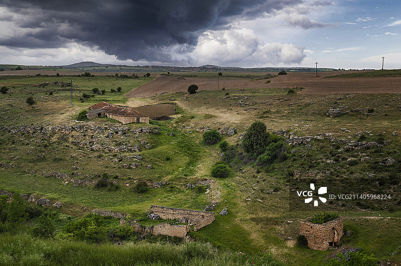 从西班牙塞戈维亚马德鲁埃洛村庄看到的景色图片素材