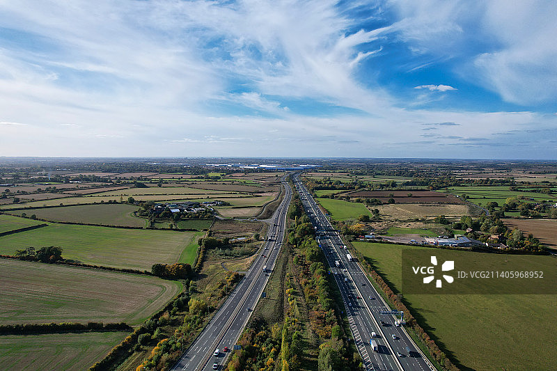 英国赫斯本克劳利民政教区田野中的道路高角度景观图片素材