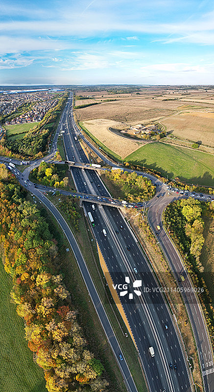英国布劳顿民政教区树木道路高角度视图图片素材
