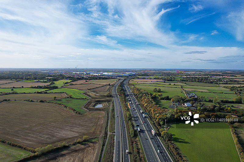米尔顿凯恩斯田野公路高角度景观（英国）图片素材