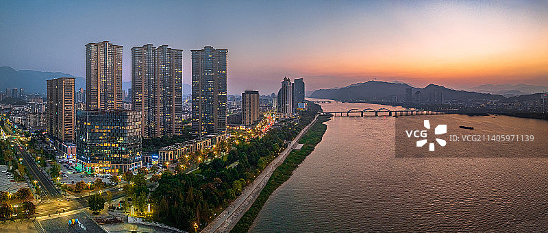 桐庐县城 富春江河口江景晚霞 富春峰景 桐庐镇 桐溪 莲城 夜景 桐君山 钱塘江中游 浙江省杭州市图片素材