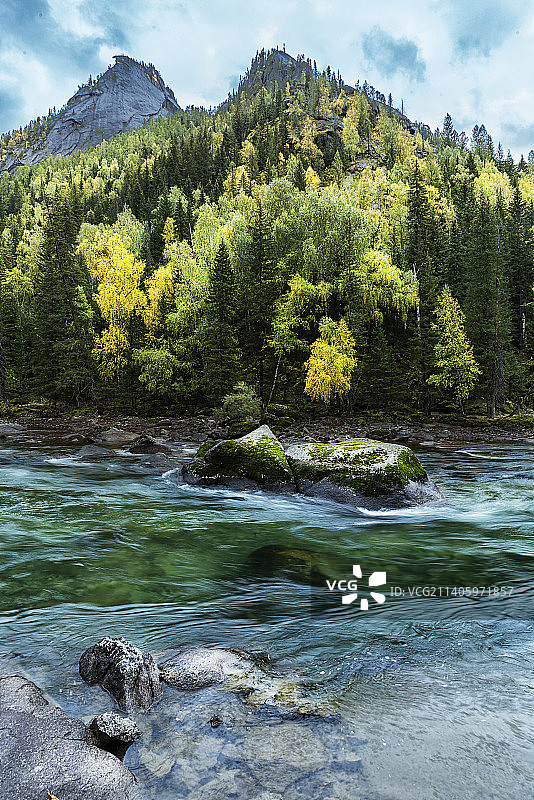 可可托海的山水风光图片素材