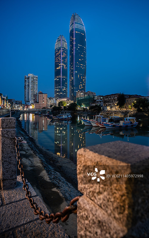 厦门沙坡尾的世茂大厦倒影图片素材