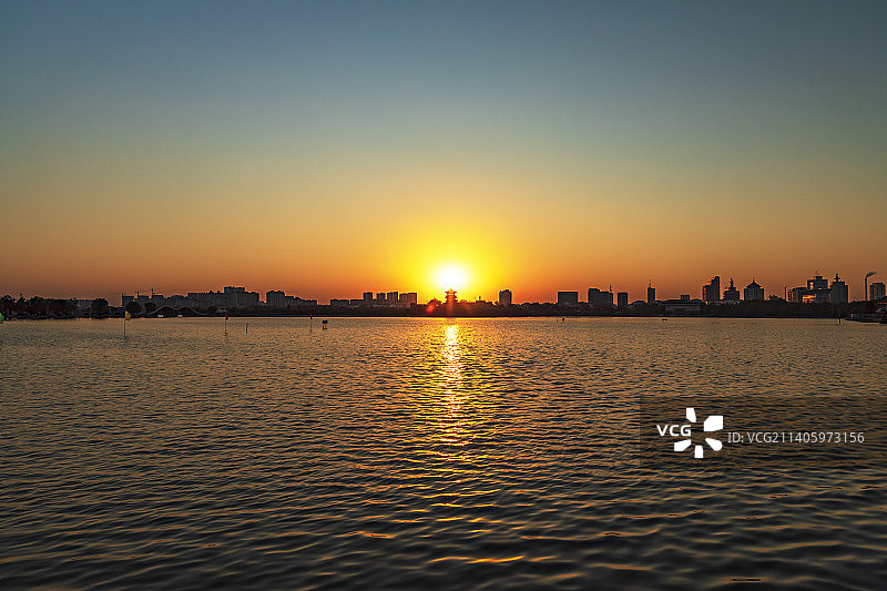 日落东昌湖，耀亮风光塔22.10图片素材