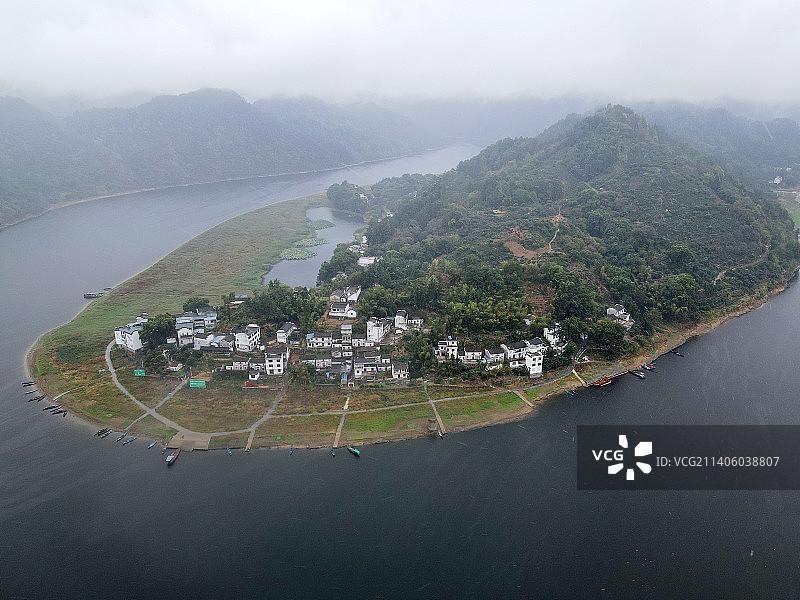 航拍安徽歙县新安江大拐弯的深渡古村图片素材