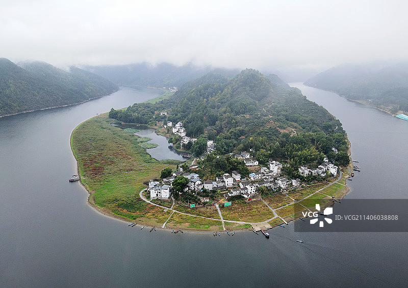 航拍安徽歙县新安江大拐弯的深渡古村图片素材