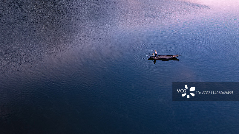 黄山歙县新安江上渔民图片素材