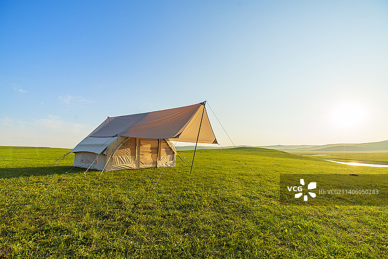 内蒙古呼伦贝尔草原夏季帐篷露营日出户外风光图片素材