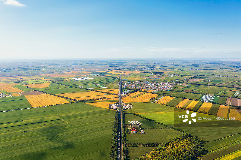 黑龙江省齐齐哈尔市绥满高速与东北黑土地秋季丰收场景航拍图片素材