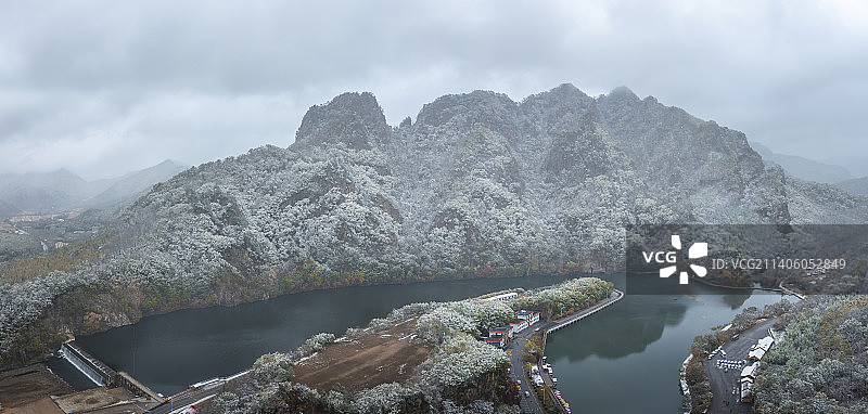 航拍本溪老边沟初雪后的田园风光图片素材