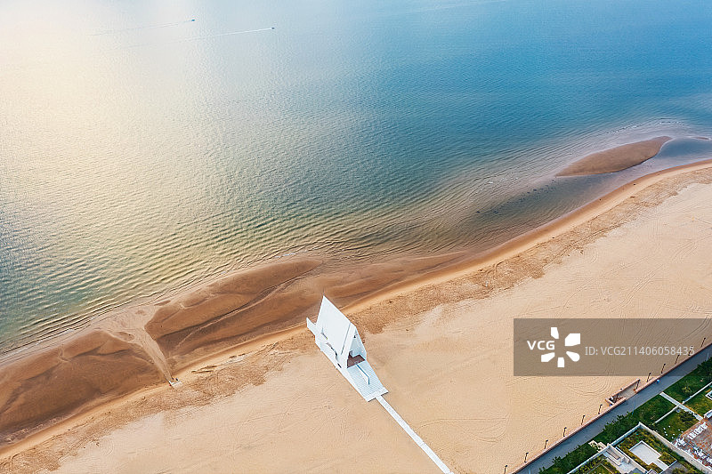 河北省秦皇岛市渤海湾海边的阿那亚礼堂日出时分航拍鸟瞰图图片素材