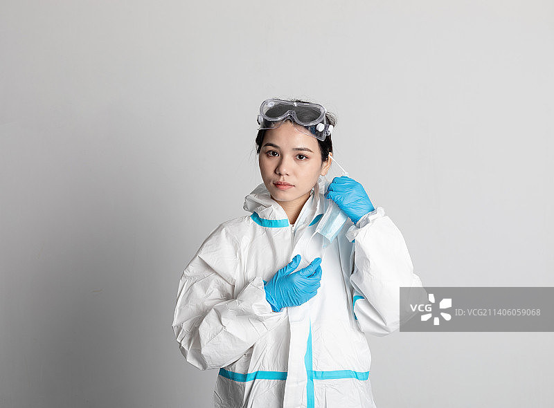 身穿防护服的医疗工作者图片素材