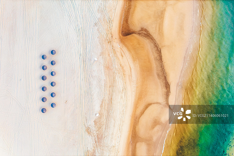 河北省秦皇岛市渤海湾海边休闲区的遮阳伞夏季户外风光航拍正上方视角图片素材