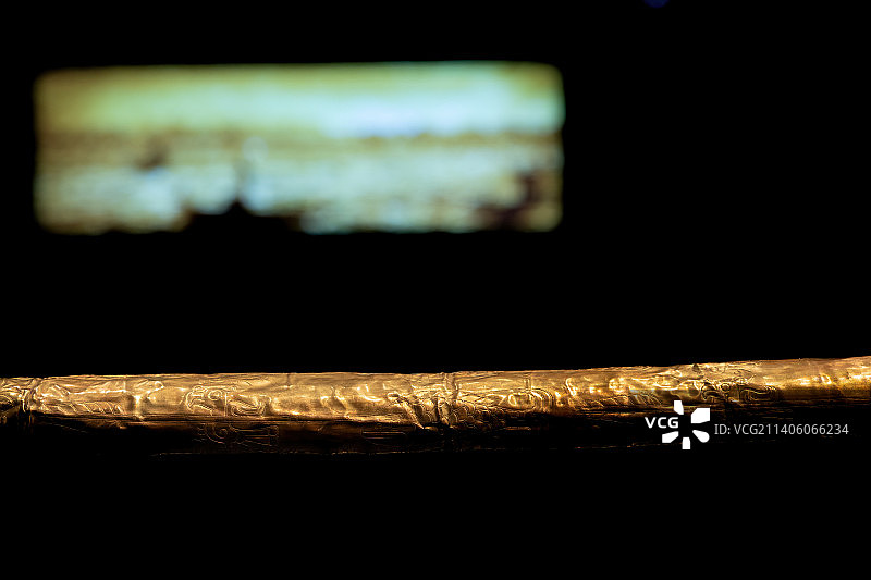 四川广汉三星堆遗址博物馆鱼鸟纹黄金权杖图片素材