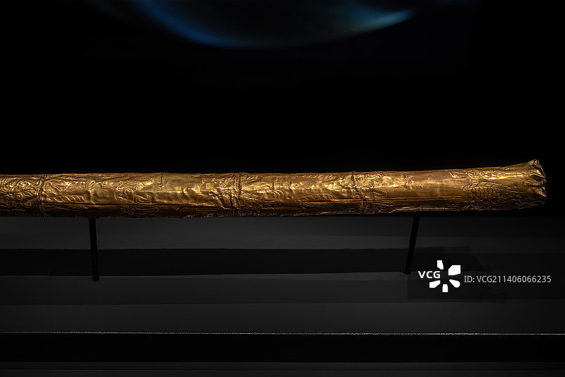 四川广汉三星堆遗址博物馆鱼鸟纹黄金权杖图片素材