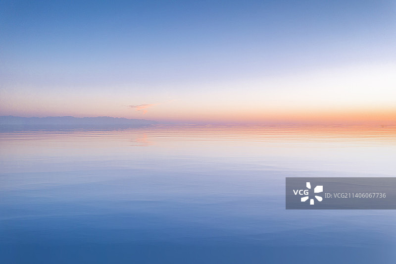天空晚霞的水面倒影背景图图片素材