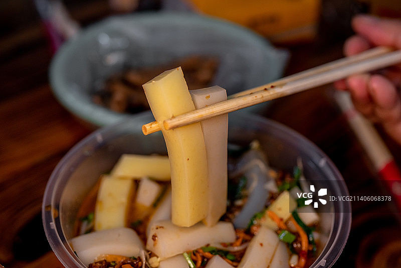 云南特色美食傣味凉拌豌豆粉特写镜头图片素材