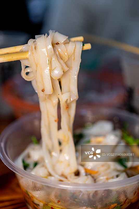 云南特色美食傣味凉拌米干特写镜头图片素材