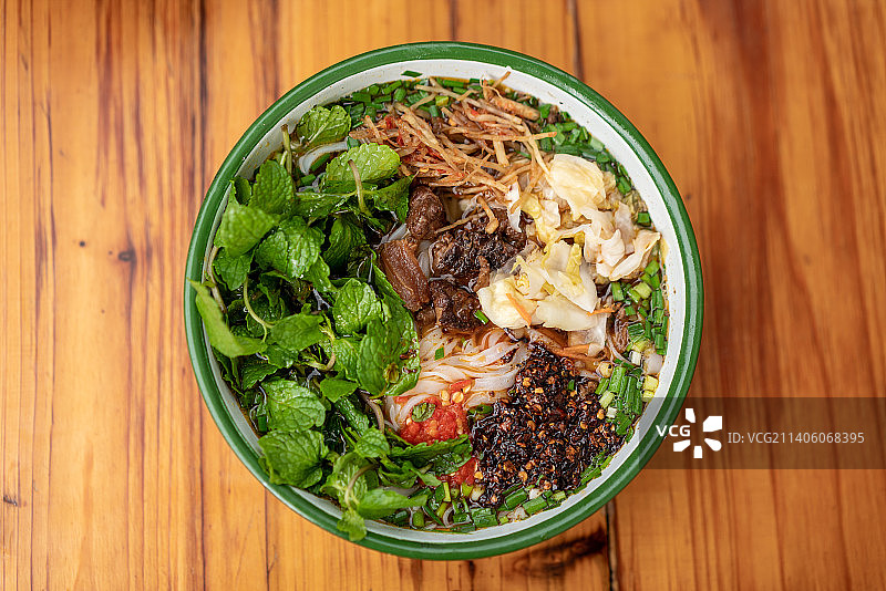 餐桌上调料丰富的牛肉米干 云南特色美食图片素材