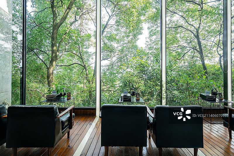 森林里的咖啡书屋图片素材