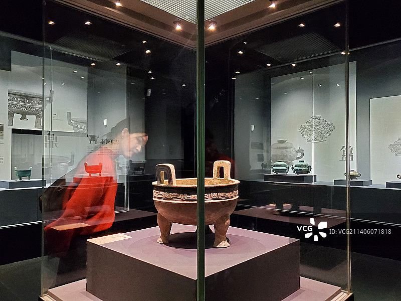 陕西博物馆参观文物的女人图片素材