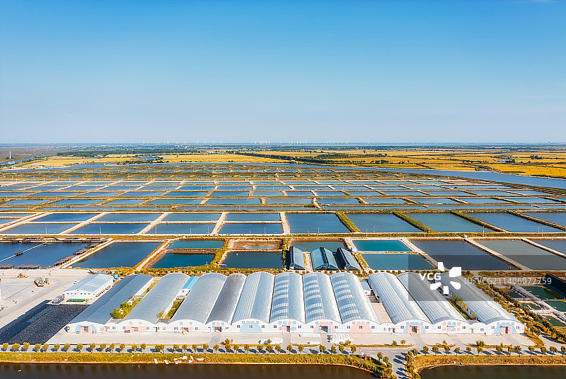 辽宁省盘锦市辽河河畔水产养殖场景秋季户外航拍视角图片素材