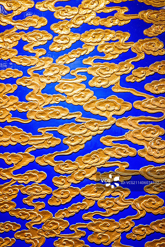 金色浮雕祥云背景图片素材